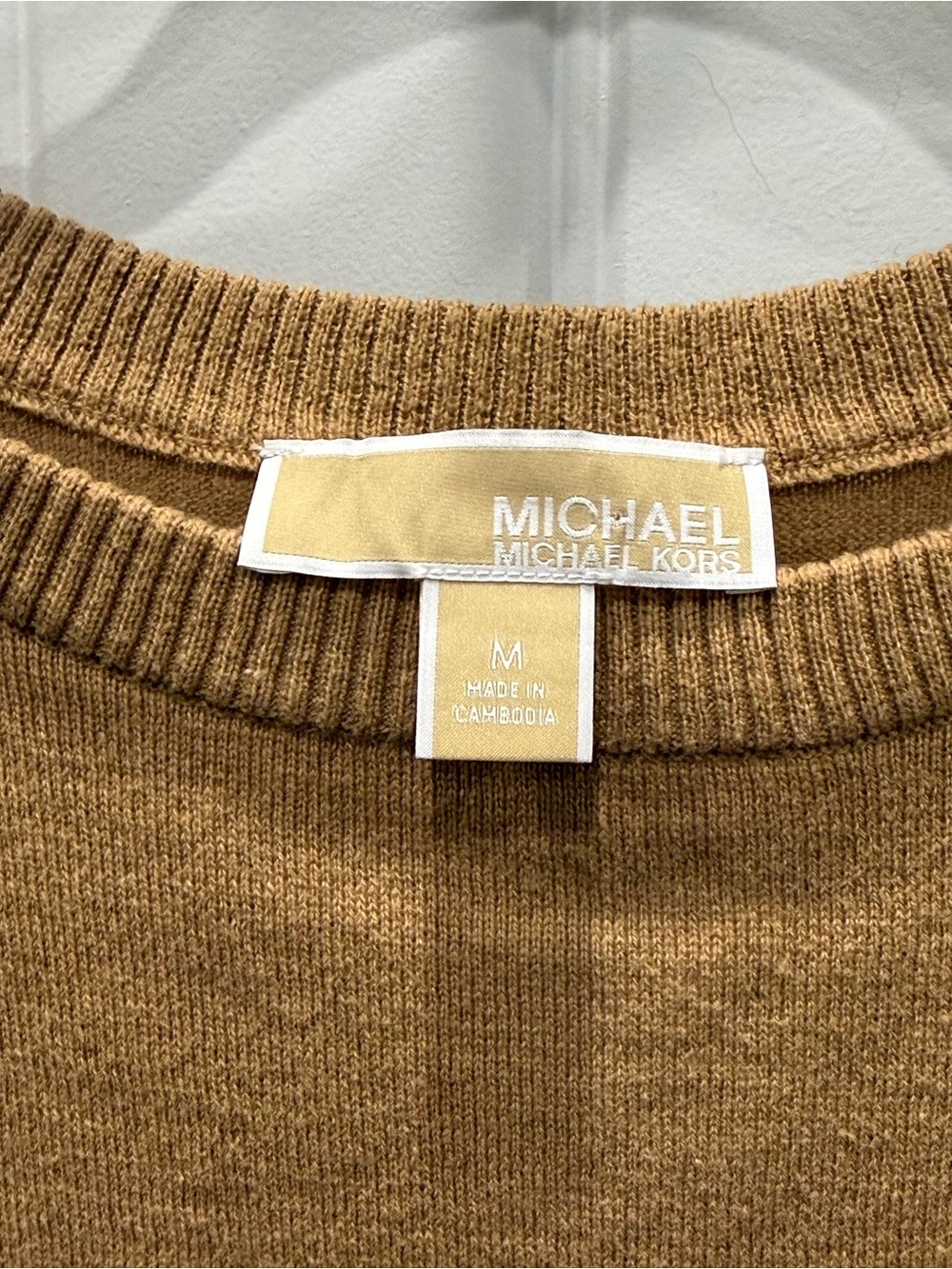 Michael Kors Women’s Size Medium Lightweight Camel Button Shoulder Sweater EUC - Picture 2 of 4